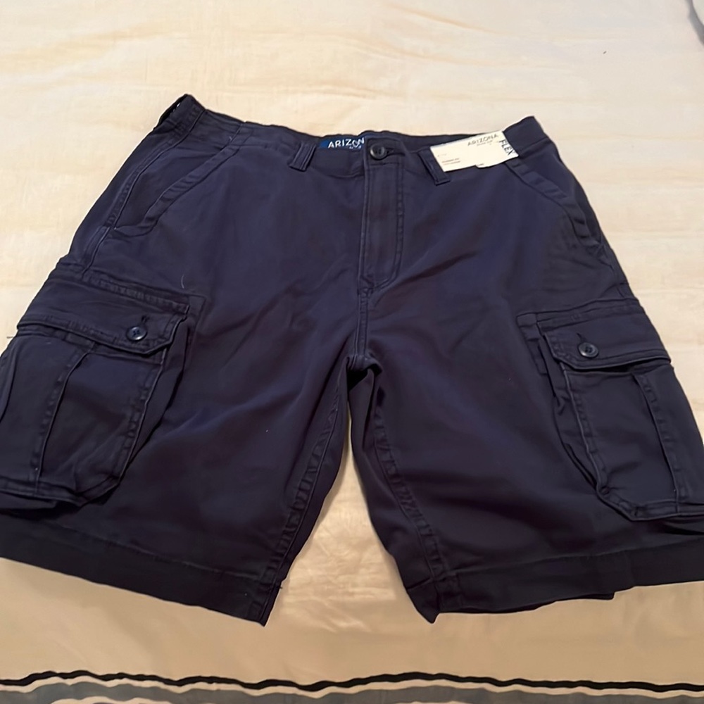 New never worn. Not my color, tags still on it side 33 waist
